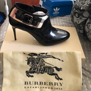 Never worn. Perfect condition.